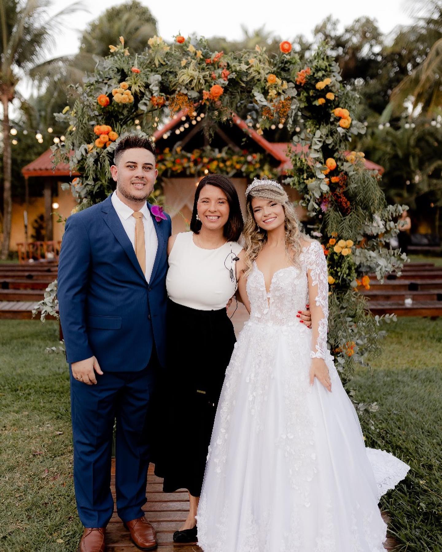 Noivos felizes no casamento